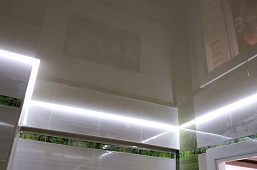 Фото натяжных потолков в ванной № 21